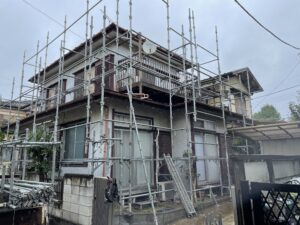 松戸市で外壁塗装と屋根塗装の為、足場を組立ました。