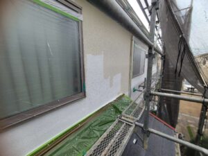 柏市で外壁塗装と屋根塗装を施工しています。外壁の上塗り1回目施工