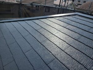 柏市で施工している屋根塗装のクリヤー仕上げを施工しました。