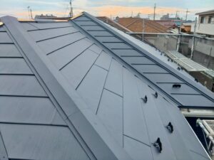 柏市で屋根葺き替え工事を金属屋根カバー工法で施工しています。